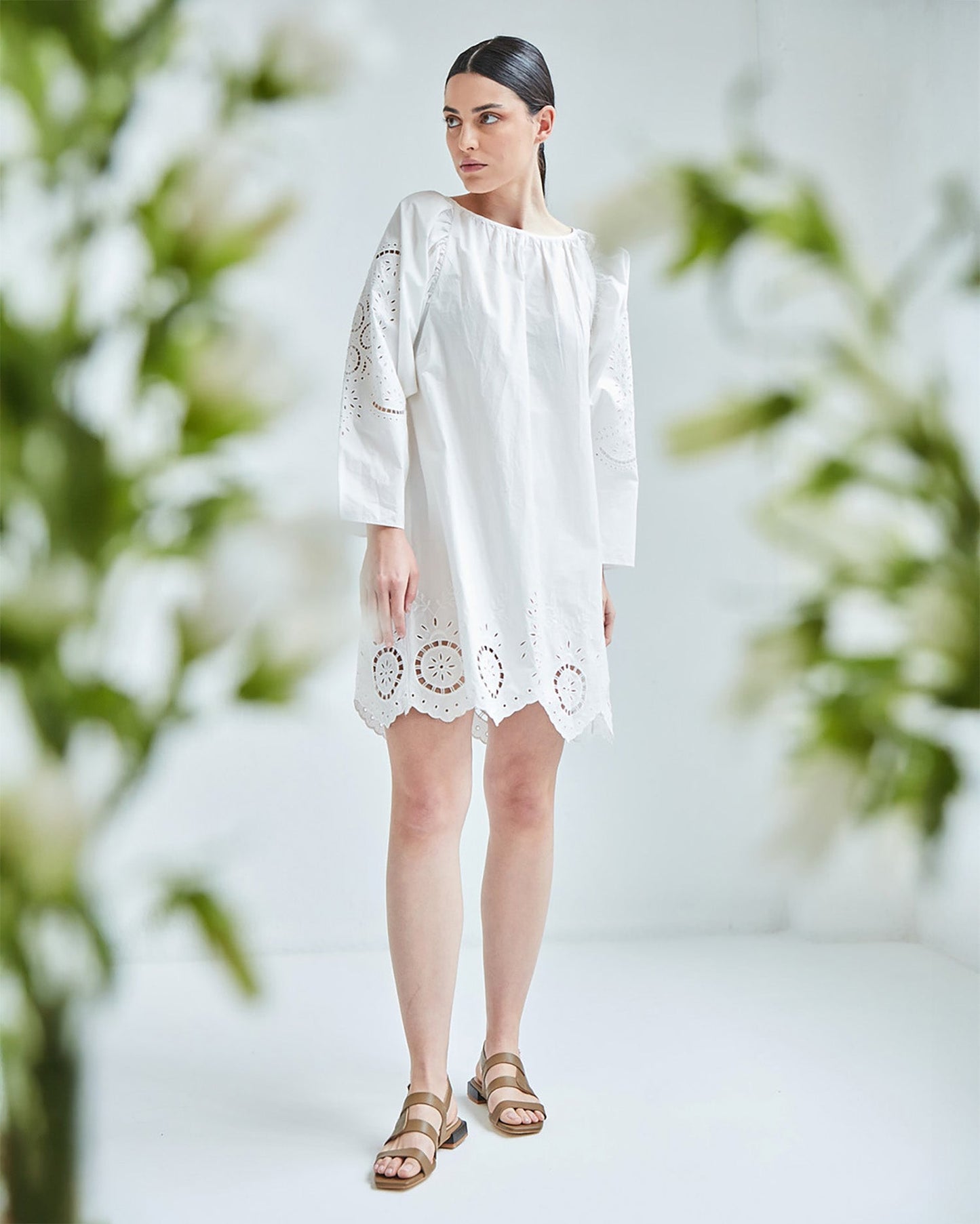 Flat sandal in white leather