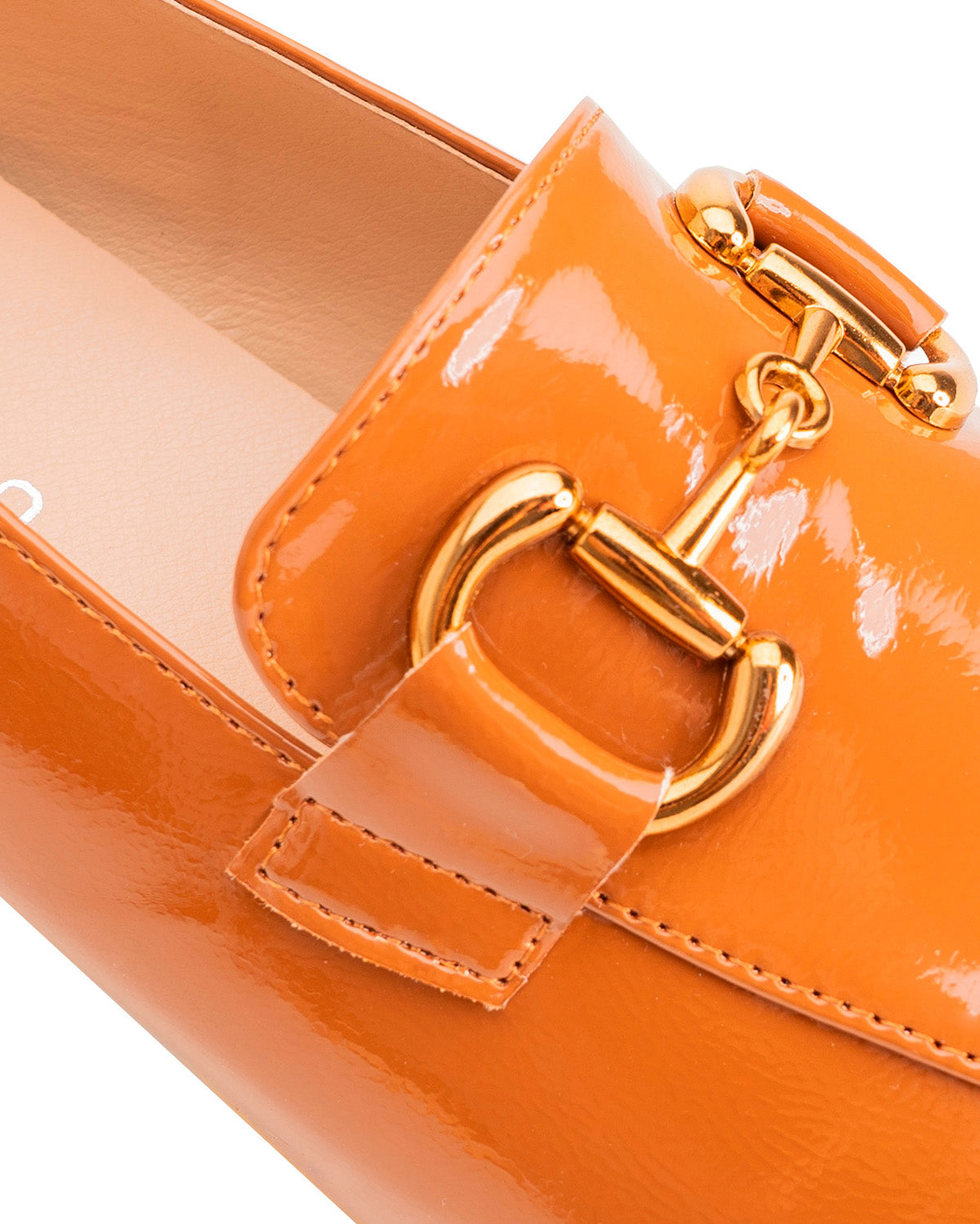 Mocasín tacón en charol camel