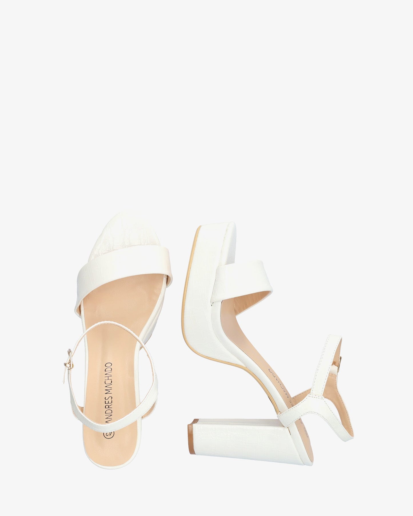 Sandalia en soft coco blanco con tacón alto