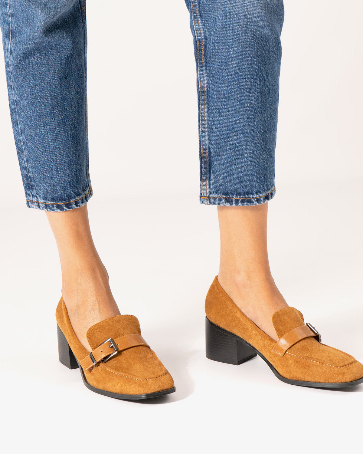 Mocasín con tacón en símil ante camel