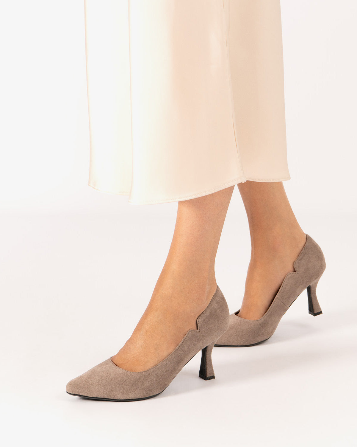 Salón con tacón kitten heel en símil ante gris