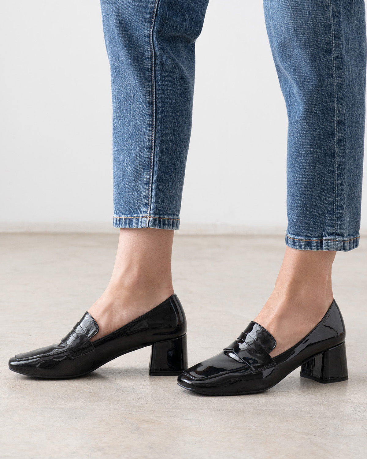 Mocasín con tacón en charol negro