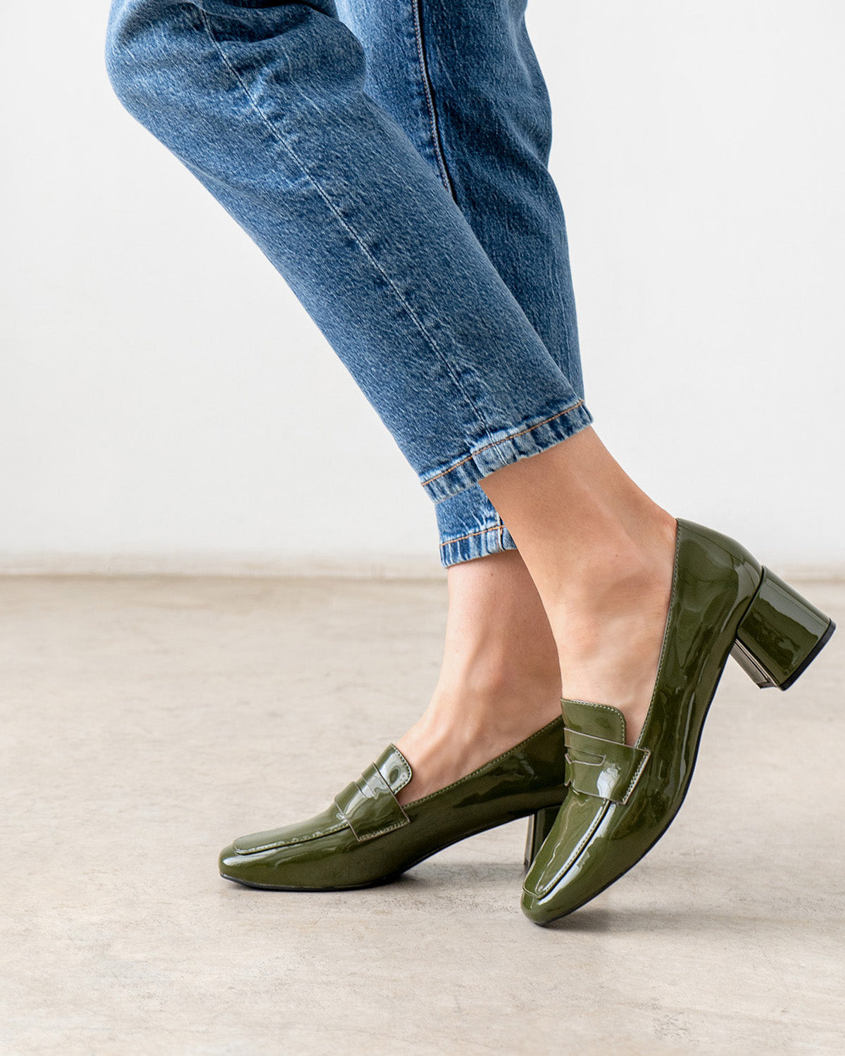 Mocasín con tacón en charol verde