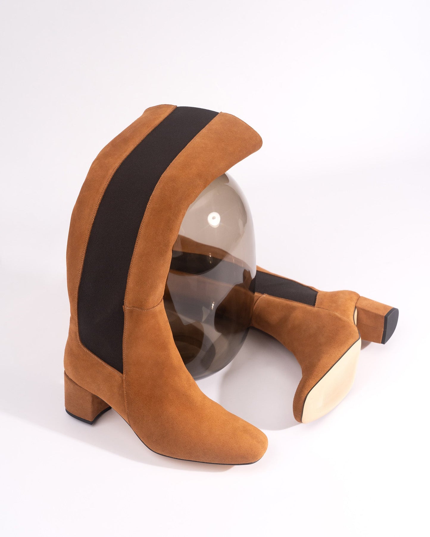 High boot in saddle-colored leather