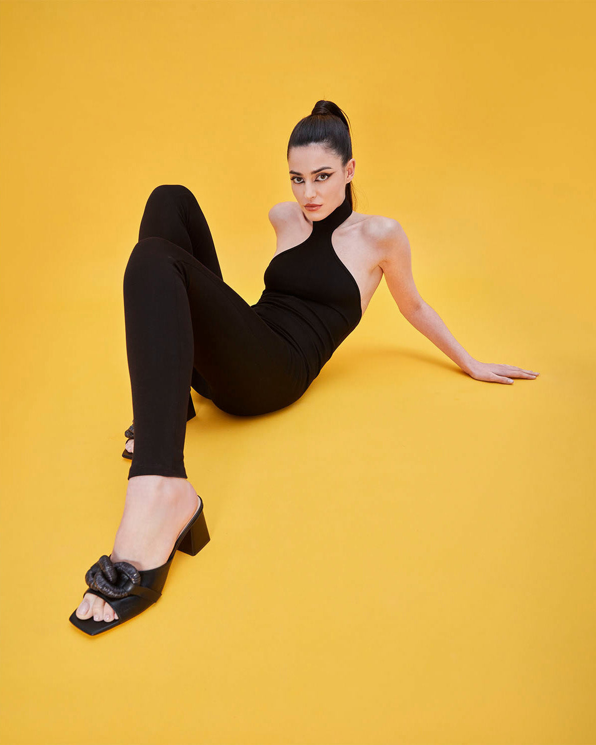 Sandalia con tacón en piel amarillo