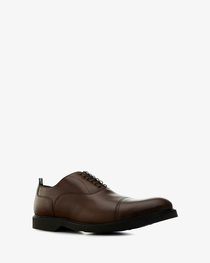Zapatos estilo oxford en cuero de color marron