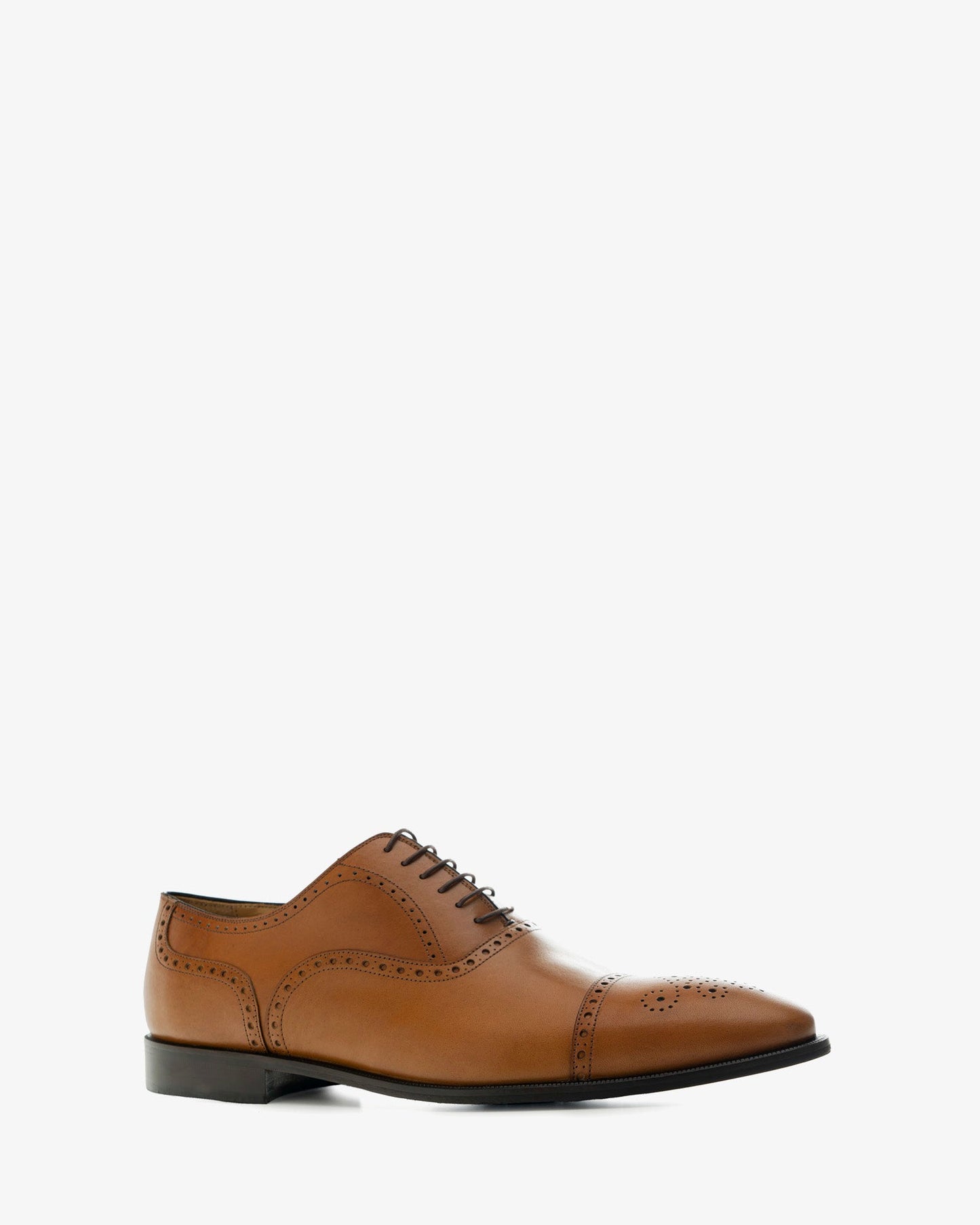 Leather Oxford-style shoes in a tan color