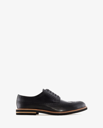 Oxford style shoe in black leather