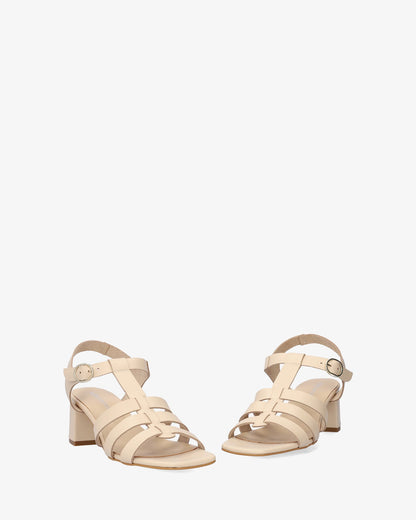 Sandalia con tacón en piel crema