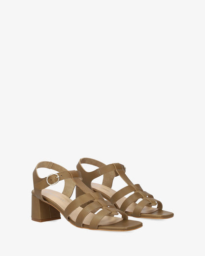 Sandalia con tacón en piel kaki