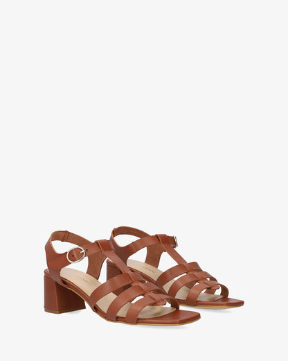 Sandalia con tacón en piel marrón