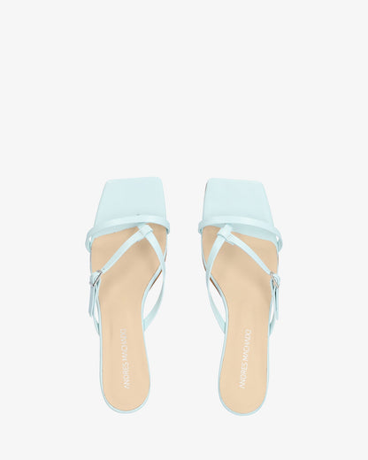 Sandalia con tacón en piel azul