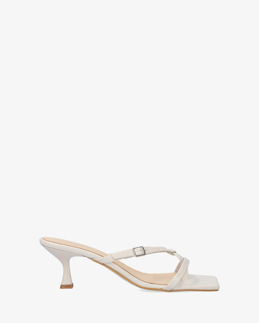 Sandalia con tacón en piel gris