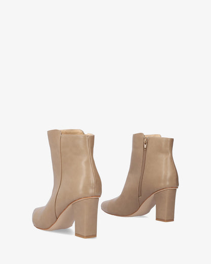 Botín tacón en soft beige