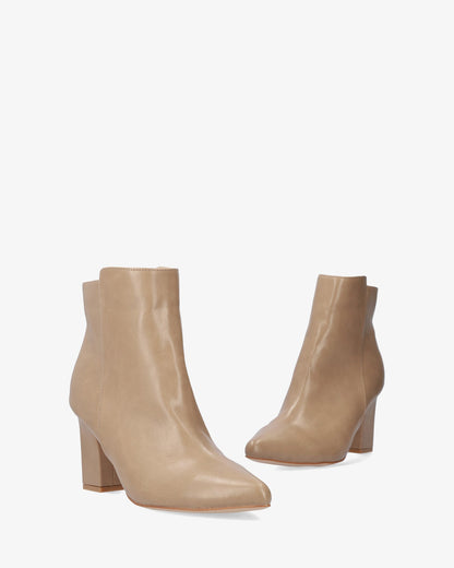 Botín tacón en soft beige