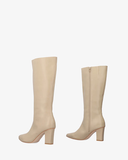 Heeled boot in soft beige