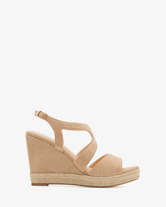Sandalias en símil ante beige con cuña