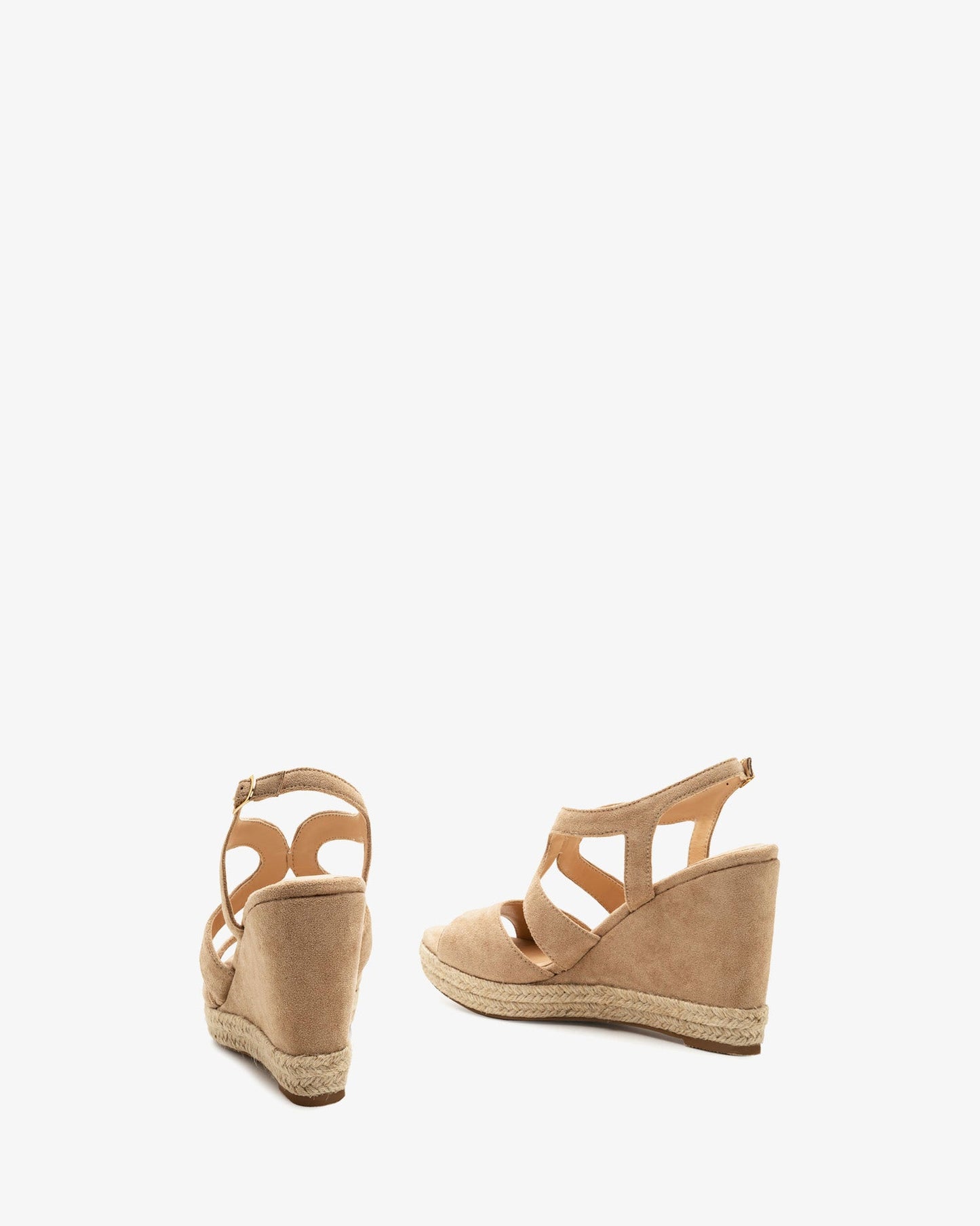 Sandalias en símil ante beige con cuña