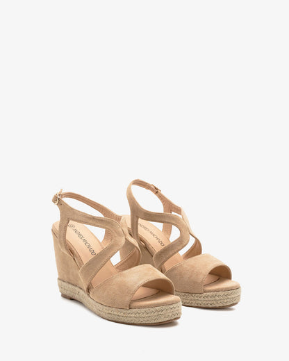 Sandalias en símil ante beige con cuña