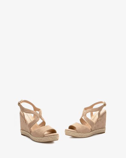 Sandalias en símil ante beige con cuña