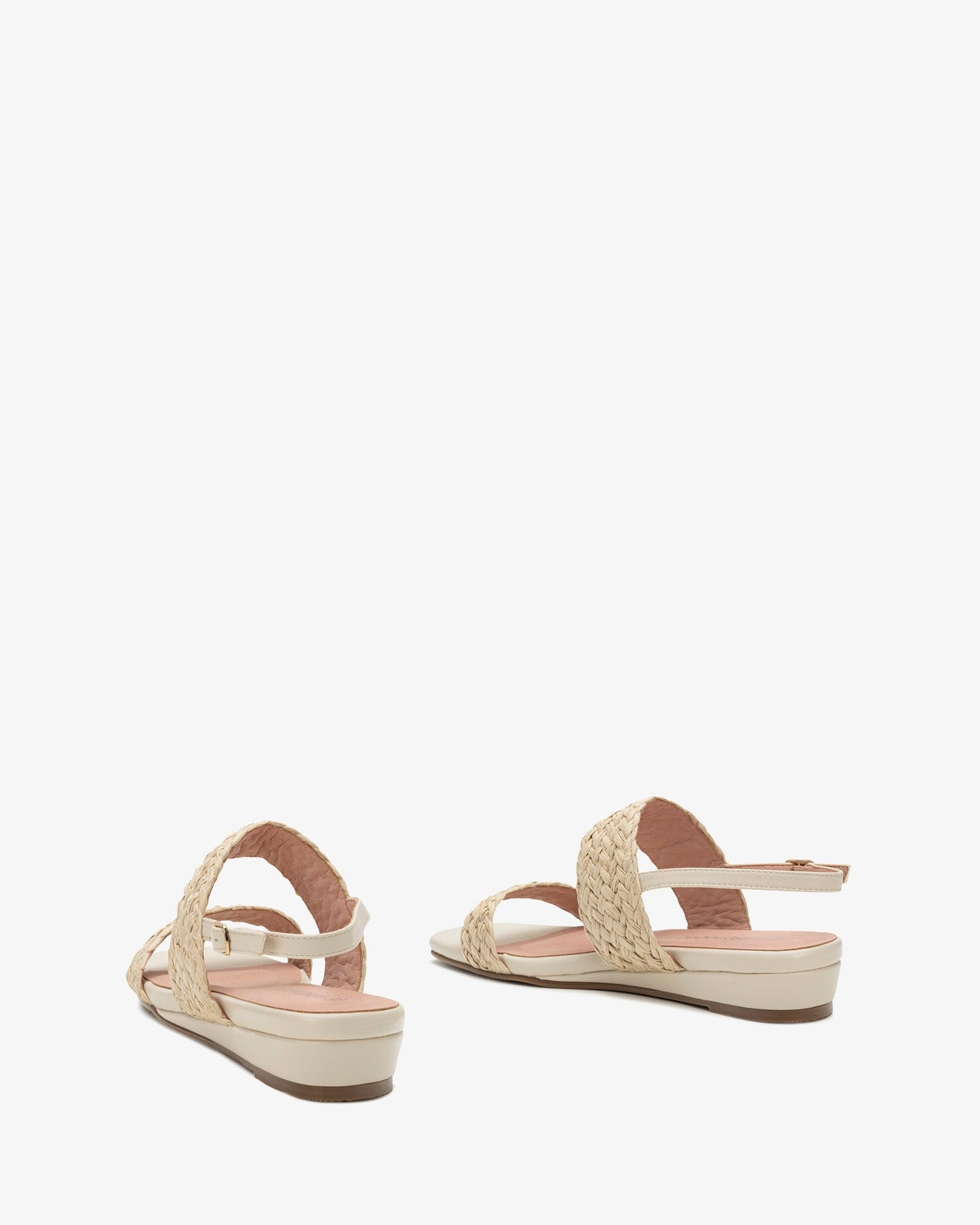 Sandalia trenzada en soft beige