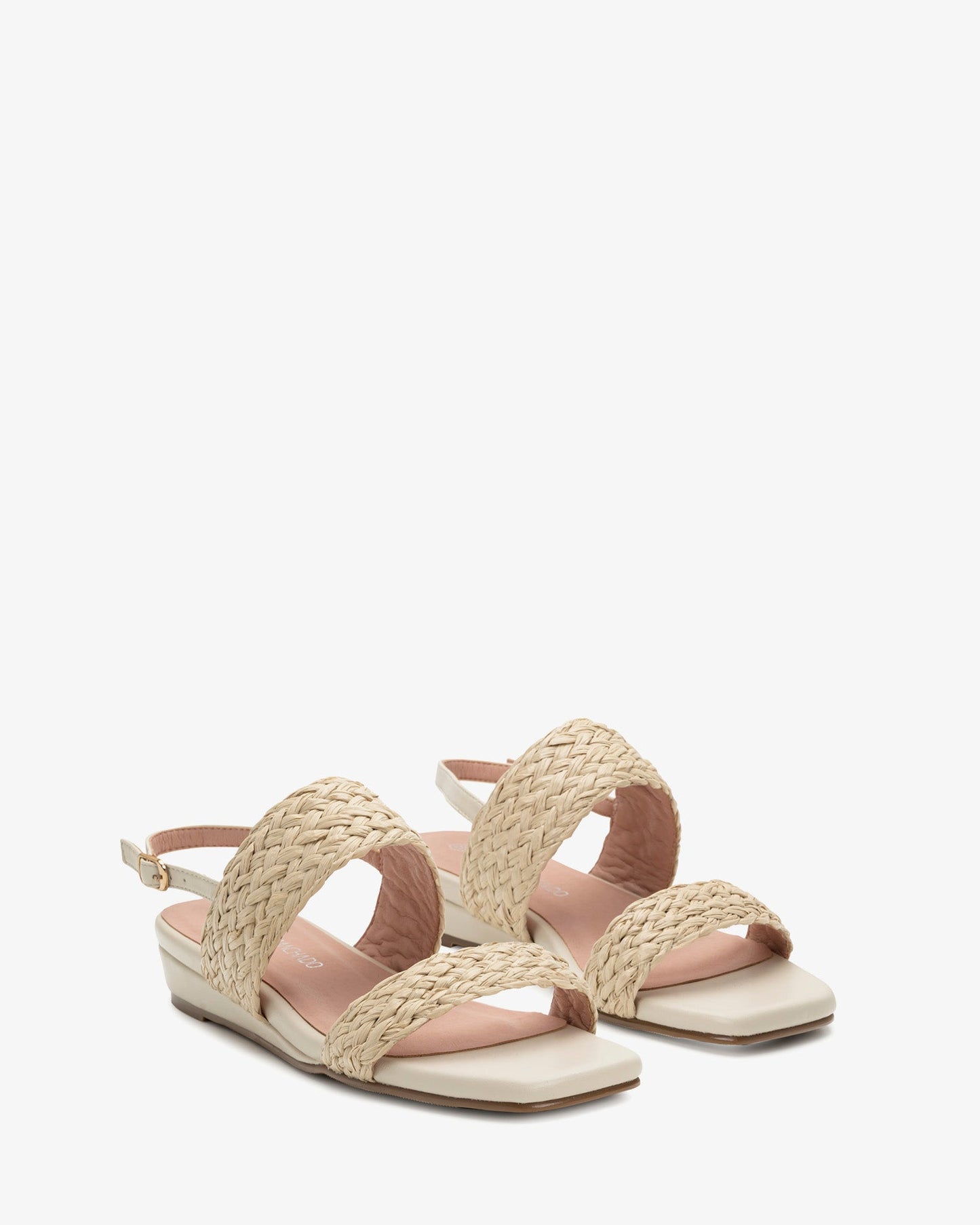 Sandalia trenzada en soft beige