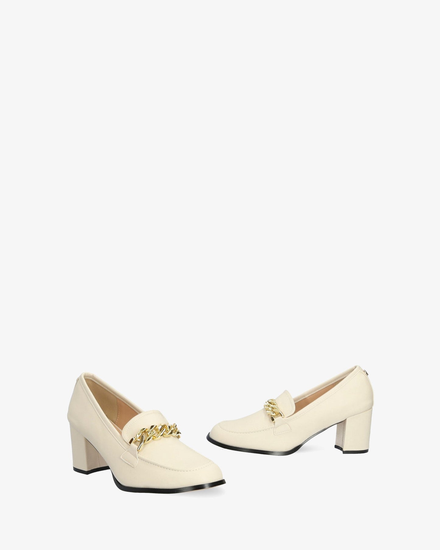 Mocasín blanco tacón cadena dorada