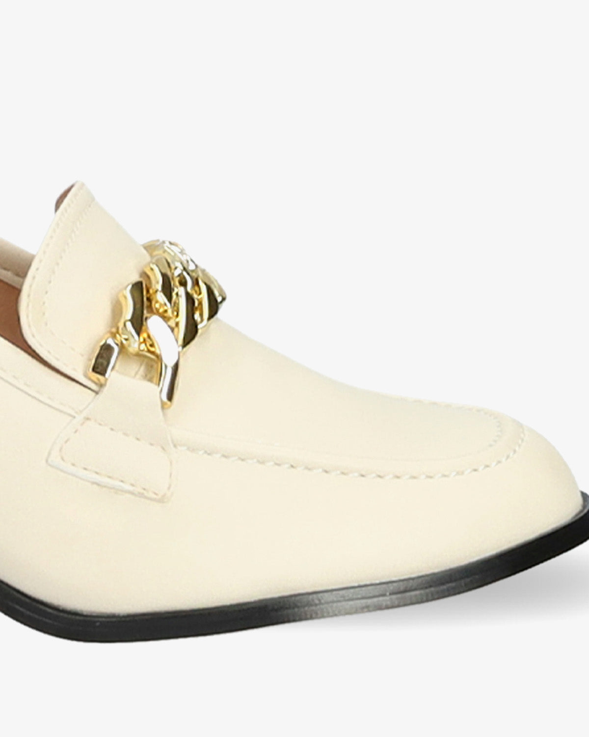 Mocasín blanco tacón cadena dorada