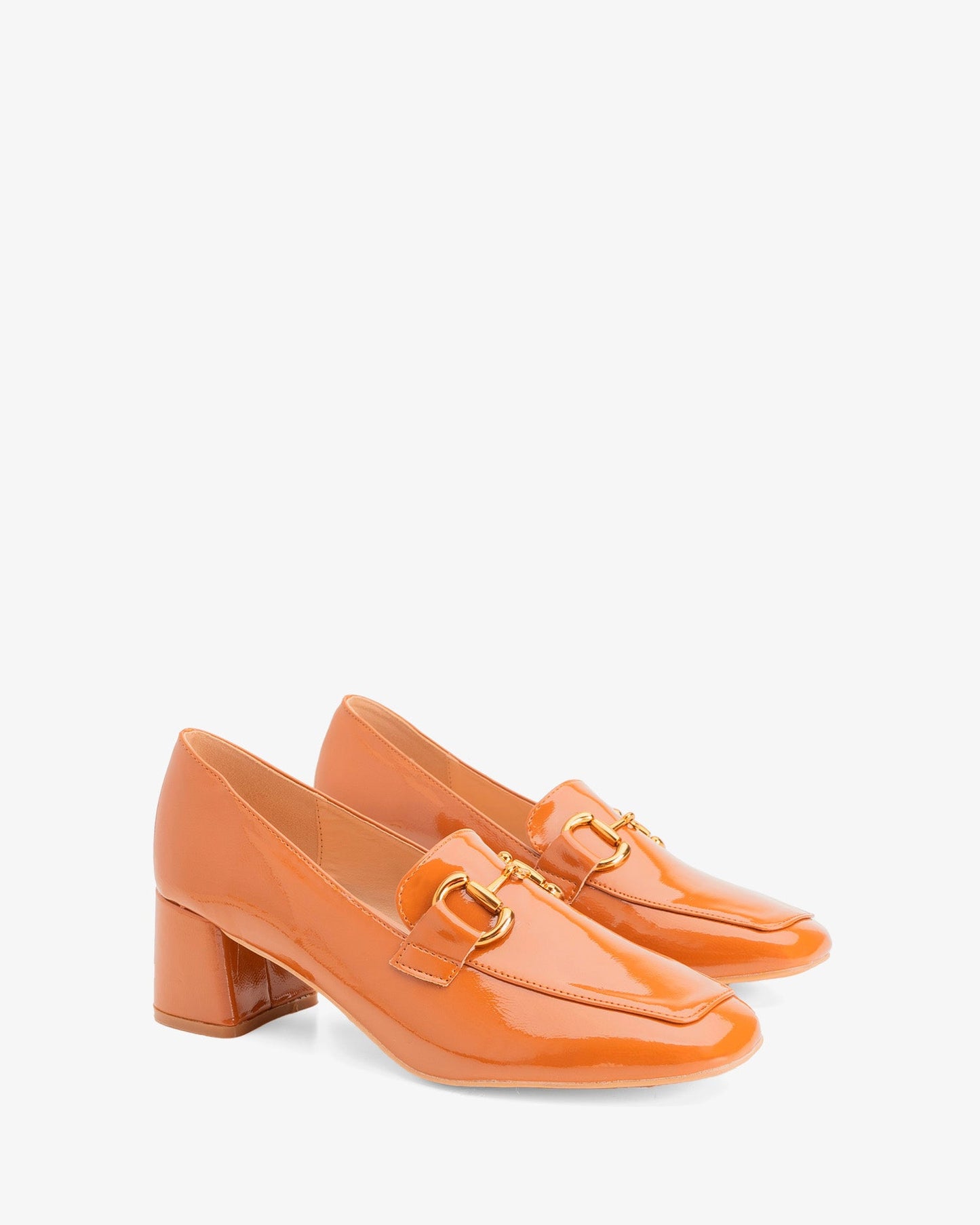 Mocasín tacón en charol camel