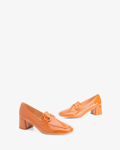 Mocasín tacón en charol camel