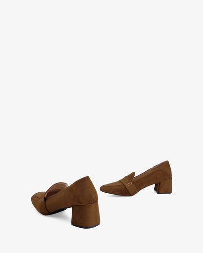 Mocasín tacón ante camel