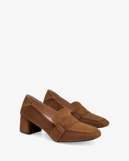 Mocasín tacón ante camel