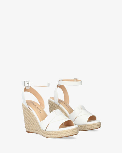 Alpargata en soft blanco con cuña en yute