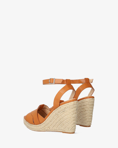 Alpargata en soft camel con cuña en yute