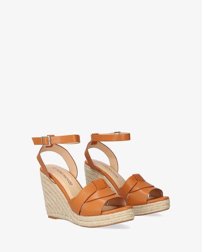 Alpargata en soft camel con cuña en yute