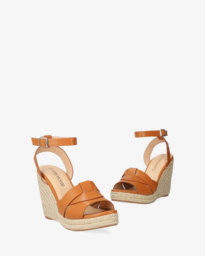 Alpargata en soft camel con cuña en yute