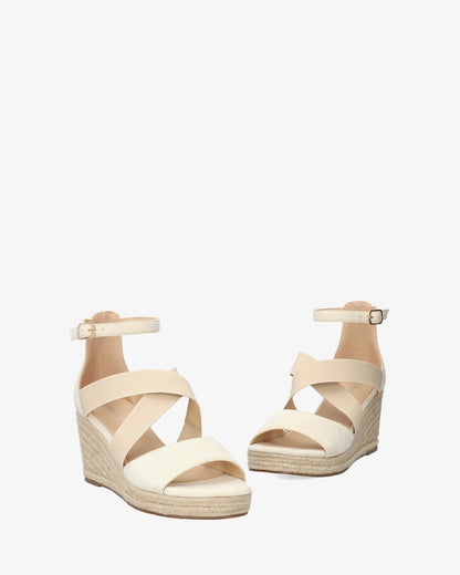 Alpargatas en símil ante crema con cuña en yute