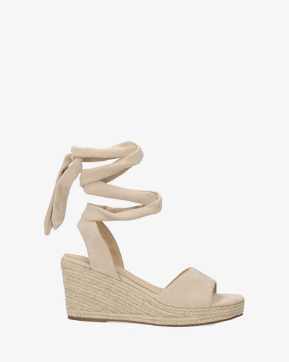 Alpargatas en símil ante crema con cuña en yute