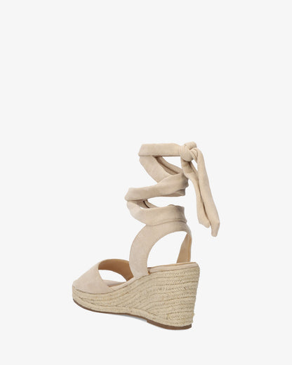 Alpargatas en símil ante crema con cuña en yute