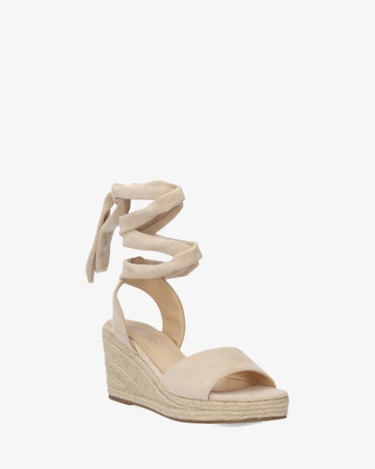 Alpargatas en símil ante crema con cuña en yute