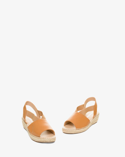 Sandalias con cuña en soft camel