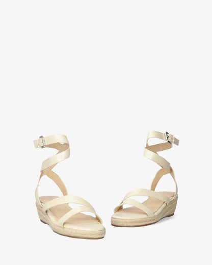Sandalias con cuña en soft beige