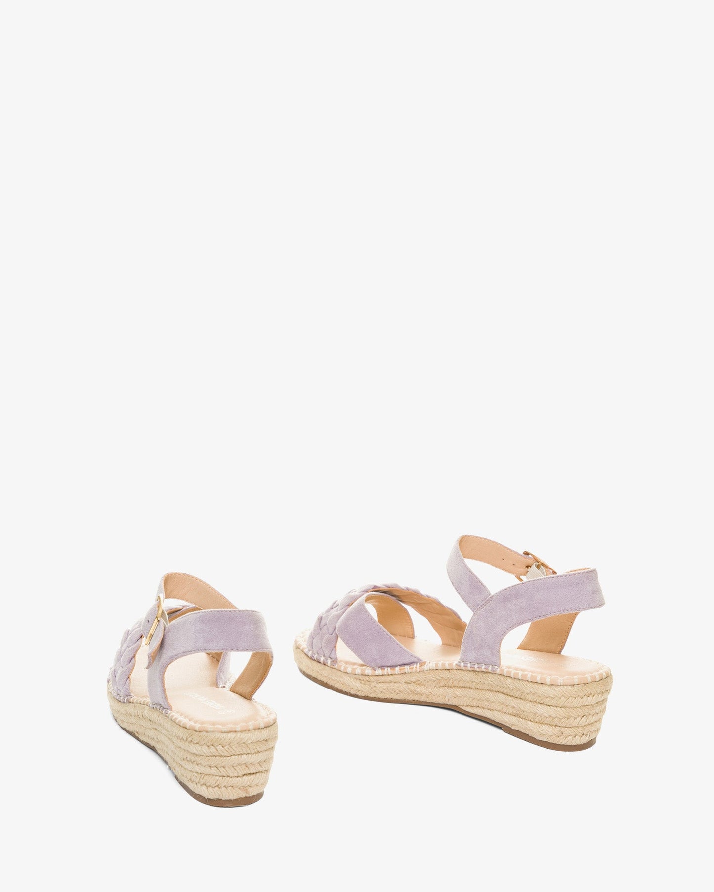 Sandalias en símil ante malva con cuña en yute