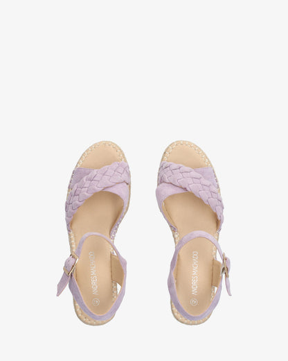 Sandalias en símil ante malva con cuña en yute