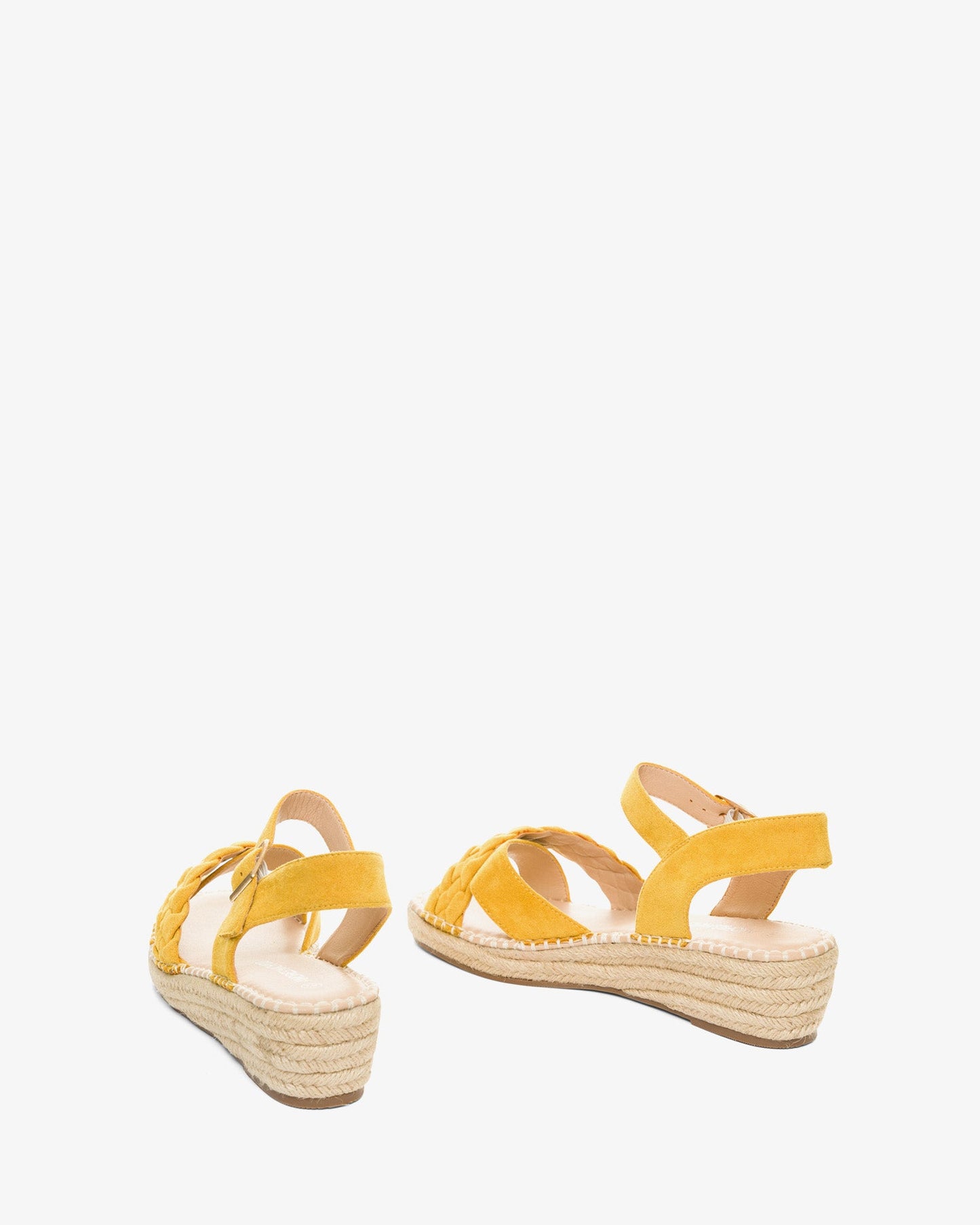 Sandalias en símil ante mostaza con cuña en yute