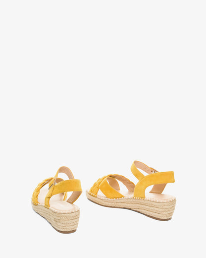 Sandalias en símil ante mostaza con cuña en yute