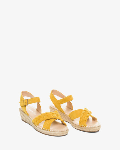 Sandalias en símil ante mostaza con cuña en yute