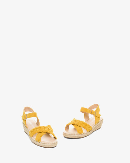 Sandalias en símil ante mostaza con cuña en yute