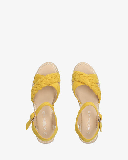 Sandalias en símil ante mostaza con cuña en yute