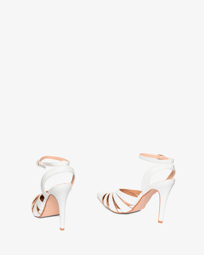 Salón de punta fina en soft blanco